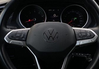 Подержанный автомобиль Volkswagen Tiguan 2022 года (15 фото)