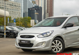 Подержанный автомобиль Hyundai Solaris Hatchback 2013 года (15 фото)