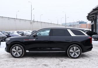 Подержанный автомобиль Hongqi E-HS9 2021 года (8 фото)