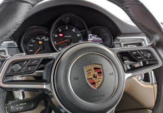Подержанный автомобиль Porsche Macan 2017 года (26 фото)