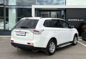Подержанный автомобиль Mitsubishi Outlander 2013 года (5 фото)