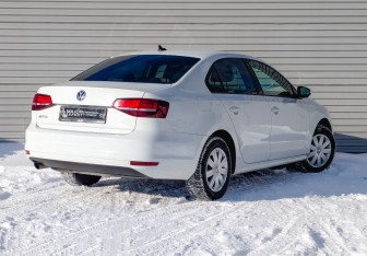 Подержанный автомобиль Volkswagen Jetta Sedan 2016 года (5 фото)