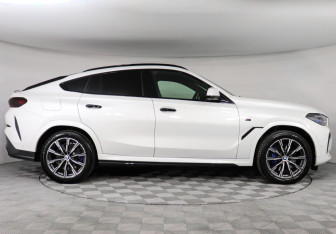 Подержанный автомобиль BMW X6 2021 года (5 фото)