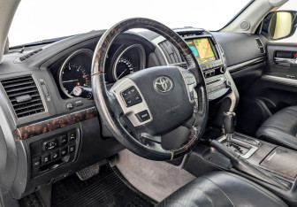 Подержанный автомобиль Toyota Land Cruiser Suv 2014 года (16 фото)