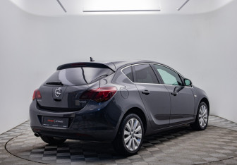 Подержанный автомобиль Opel Astra Hatchback 2011 года (5 фото)