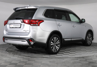 Подержанный автомобиль Mitsubishi Outlander 2019 года (5 фото)