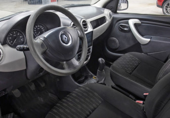 Подержанный автомобиль Renault Logan Sedan 2011 года (16 фото)