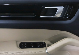 Подержанный автомобиль Porsche Cayenne 2020 года (17 фото)