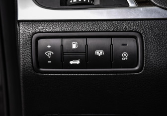 Подержанный автомобиль Genesis G80 2019 года (16 фото)