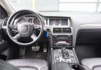 Подержанный автомобиль Audi Q7 2010 года (14 фото)