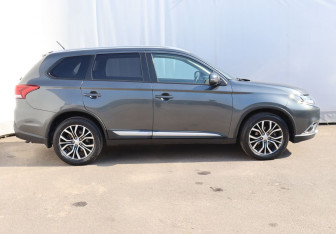 Подержанный автомобиль Mitsubishi Outlander 2015 года (7 фото)