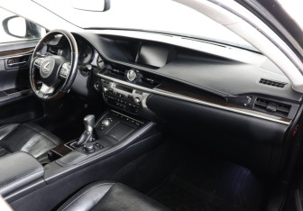 Подержанный автомобиль Lexus ES 2015 года (10 фото)