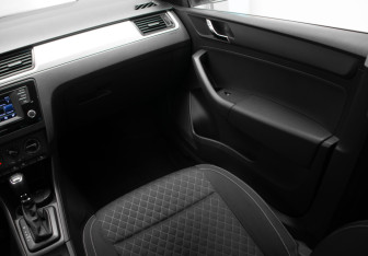 Подержанный автомобиль Skoda Rapid Liftback 2016 года (23 фото)