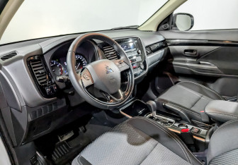 Подержанный автомобиль Mitsubishi Outlander 2020 года (16 фото)