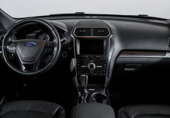 Подержанный автомобиль Ford Explorer 2018 года (12 фото)