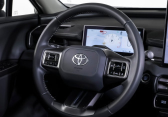 Подержанный автомобиль Toyota RAV4 2025 года (14 фото)