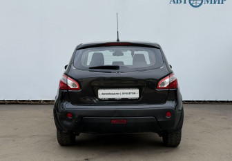 Подержанный автомобиль Nissan Qashqai 2013 года (6 фото)