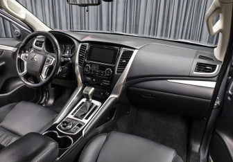 Подержанный автомобиль Mitsubishi Pajero Sport 2019 года (10 фото)