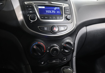 Подержанный автомобиль Hyundai Solaris Hatchback 2015 года (20 фото)