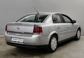 Подержанный автомобиль Opel Vectra Sedan 2004 года (5 фото)