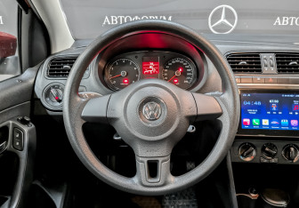 Подержанный автомобиль Volkswagen Polo Sedan 2012 года (21 фото)