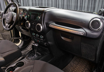 Подержанный автомобиль Jeep Wrangler 2012 года (12 фото)