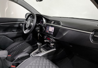 Подержанный автомобиль Kia Rio Hatchback 2021 года (13 фото)