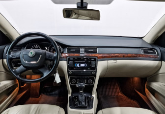 Подержанный автомобиль Skoda Superb Liftback 2012 года (14 фото)