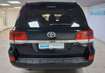 Подержанный автомобиль Toyota Land Cruiser Suv 2019 года (6 фото)