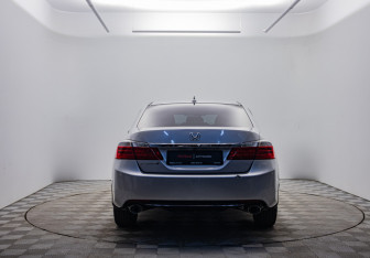 Подержанный автомобиль Honda Accord Sedan 2013 года (6 фото)