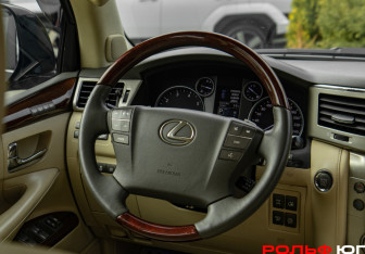 Подержанный автомобиль Lexus LX 2013 года (11 фото)