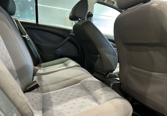 Подержанный автомобиль Skoda Octavia Liftback 2002 года (14 фото)