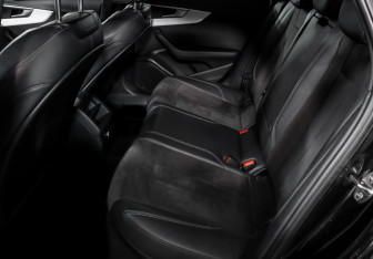 Подержанный автомобиль Audi A4 Sedan 2017 года (10 фото)