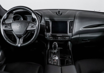 Подержанный автомобиль Maserati Levante 2018 года (12 фото)