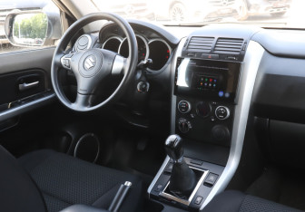 Подержанный автомобиль Suzuki Grand Vitara 2011 года (12 фото)