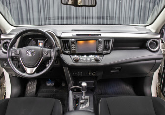 Подержанный автомобиль Toyota RAV4 2017 года (14 фото)