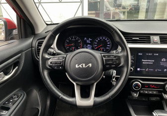 Подержанный автомобиль Kia Rio Sedan 2021 года (14 фото)