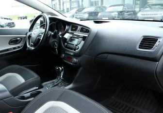 Подержанный автомобиль Kia Ceed Hatchback 2013 года (9 фото)