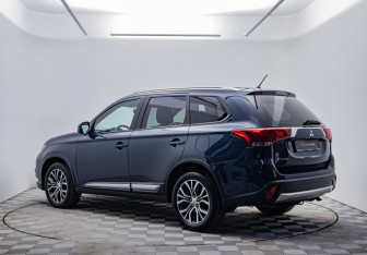 Подержанный автомобиль Mitsubishi Outlander 2016 года (7 фото)