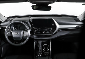 Подержанный автомобиль Toyota Highlander 2023 года (12 фото)