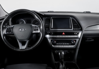 Подержанный автомобиль Hyundai Sonata 2017 года (12 фото)