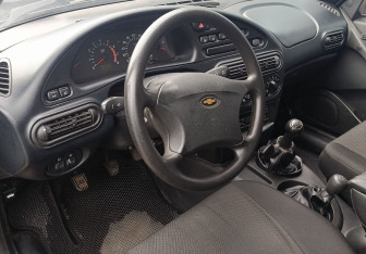 Подержанный автомобиль Chevrolet Niva 2008 года (14 фото)