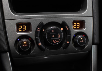 Подержанный автомобиль Peugeot 308 Hatchback 2009 года (14 фото)