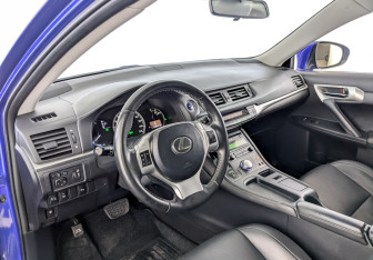 Подержанный автомобиль Lexus CT 2013 года (16 фото)