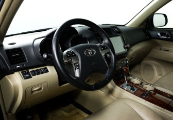 Подержанный автомобиль Toyota Highlander 2012 года (10 фото)