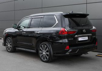 Подержанный автомобиль Lexus LX 2017 года (6 фото)