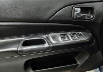 Подержанный автомобиль Mitsubishi Lancer Sedan 2006 года (13 фото)