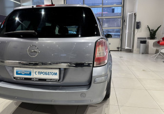 Подержанный автомобиль Opel Astra Wagon 2011 года (8 фото)