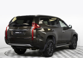 Подержанный автомобиль Mitsubishi Pajero Sport 2017 года (5 фото)