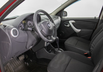 Подержанный автомобиль Renault Sandero 2014 года (10 фото)